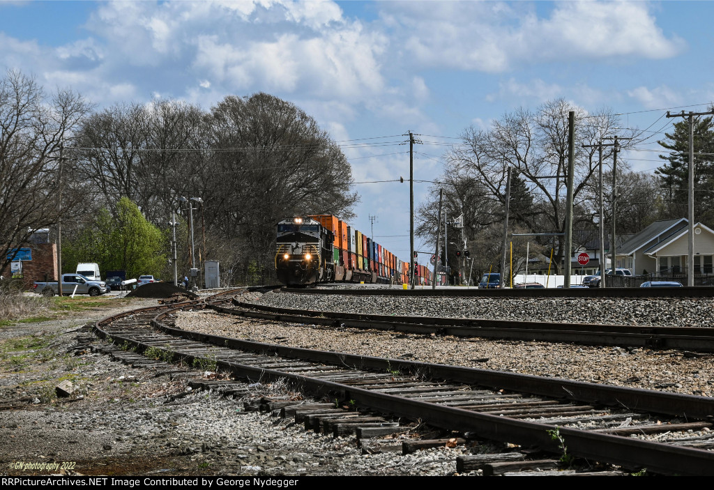 NS 4304 blocking the crossing as the last container is loaded at the SC Inland port